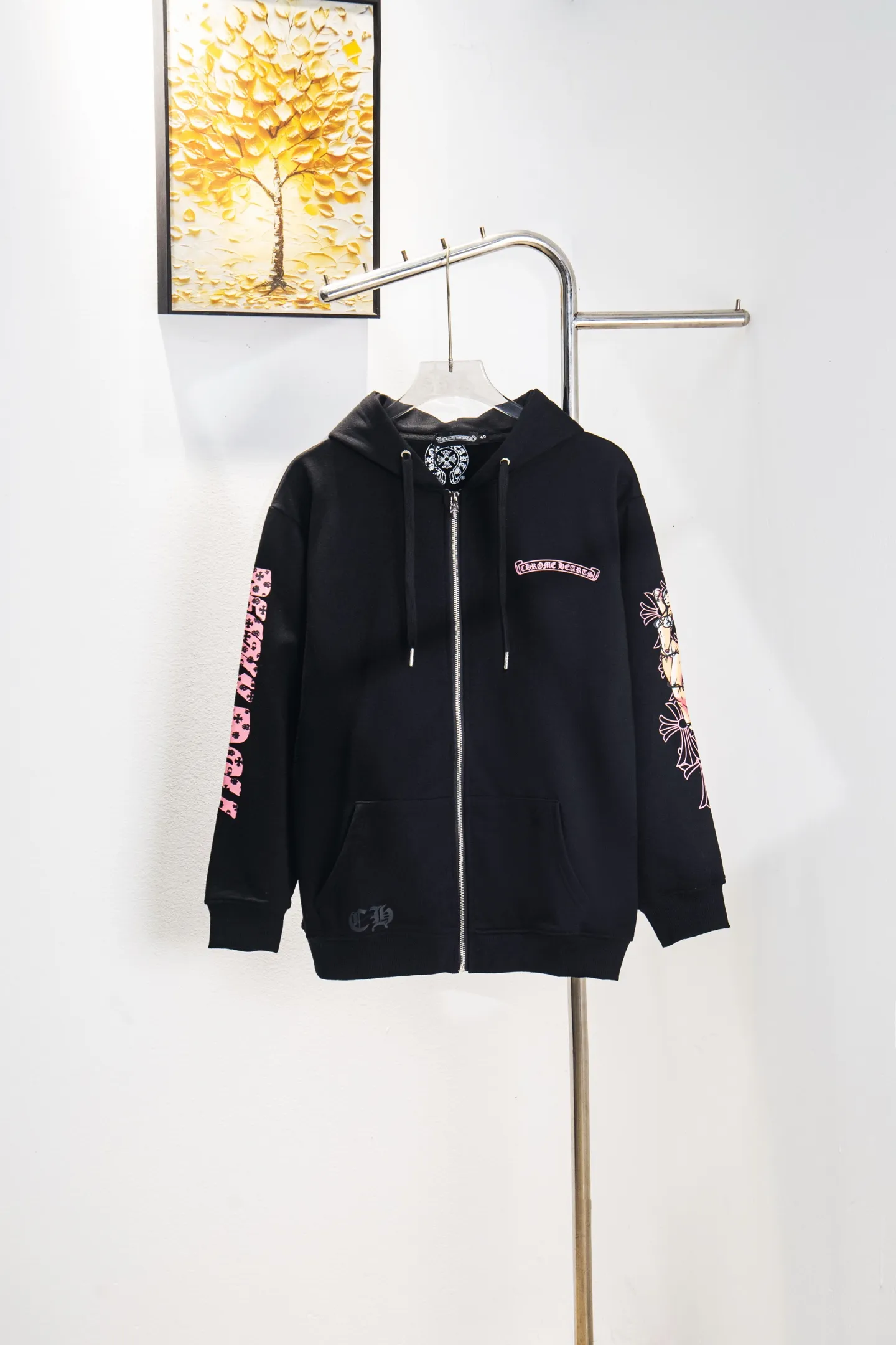 P280 Style number: Y265 Chrome Hearts Deadly Doll co-branded comic girl zipper long-sleeved hooded sweatshirt jacket. Heavy production. Scan the QR code to enter the official website in seconds. All customized originals are the same. Many details. What you see is what you get. Look for the exclusive background. Zhengerbajing 500g pure cotton large terry fabric. All fabrics have been shrunk in advance. Quality first. What you see is what you get. The pattern will not change after one wash. Distinguish some disposable clothes in the market. Three standards The packaging is complete, all original versions are restored and customized, the same style for men and women is versatile, a more classic version, the version is very unique, hangtag, hanging particles, washed, packaging bag, full set of accessories, very good appearance, super exquisite workmanship, color: black, size: S-XL